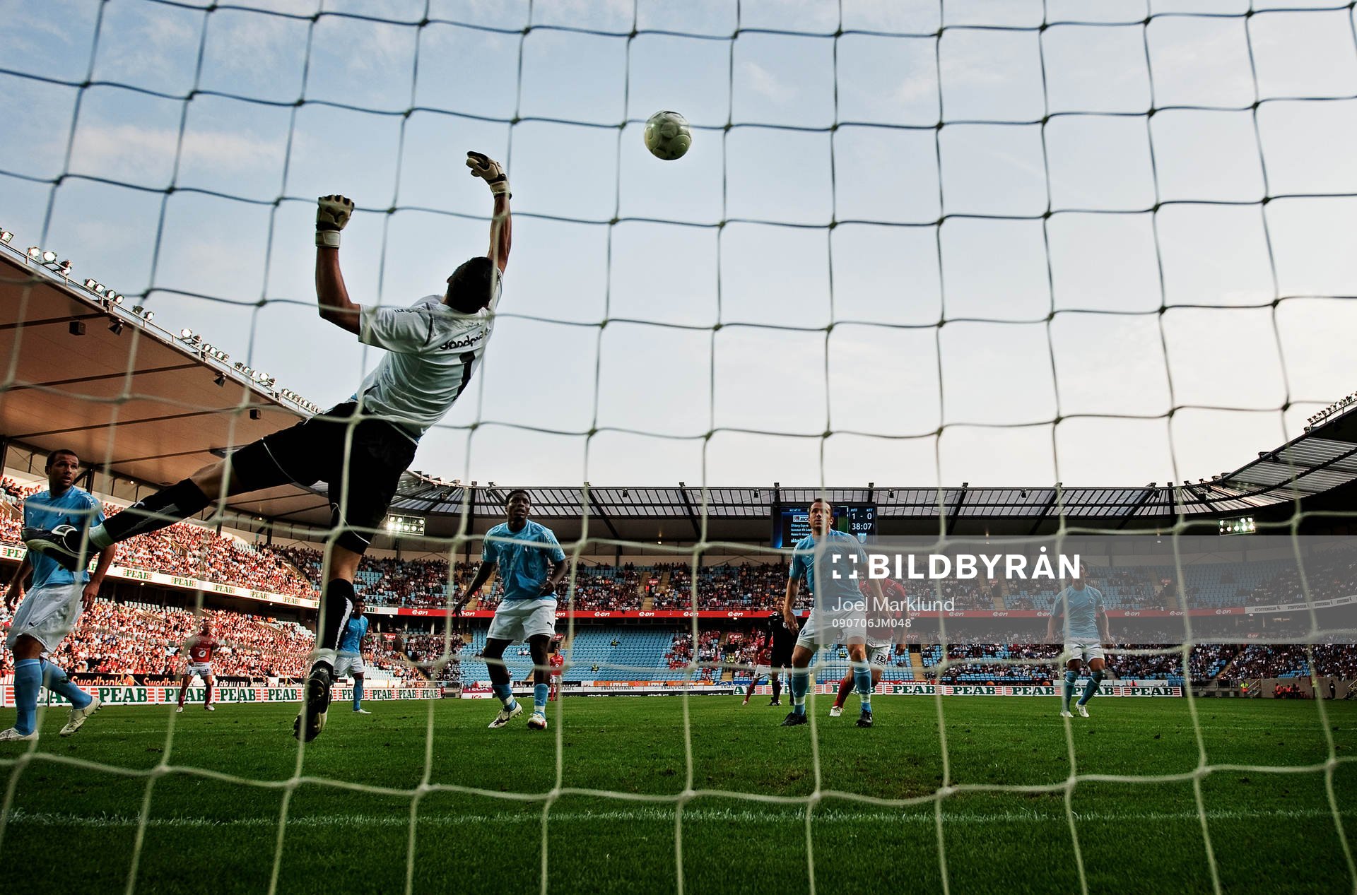 Jonas Sandqvist, målvakt, Malmö FF, räddar ett skott