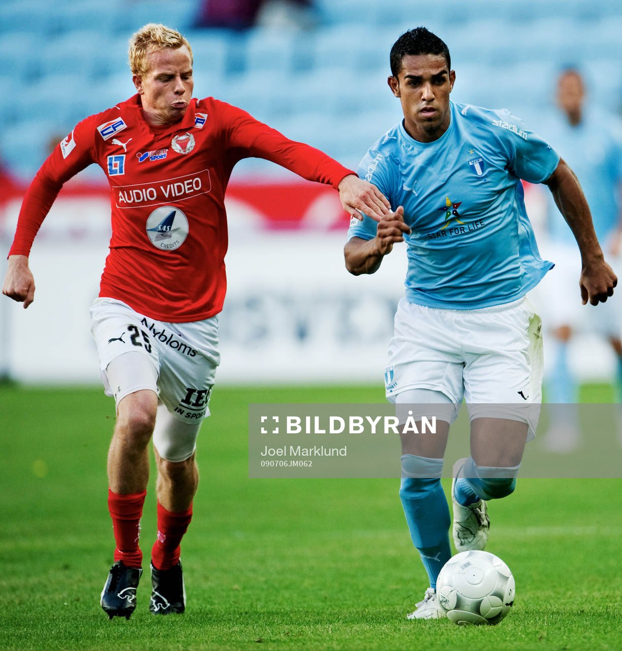 Tobias Eriksson, Kalmar, jagar Wilton Figueiredo, Malmö FF