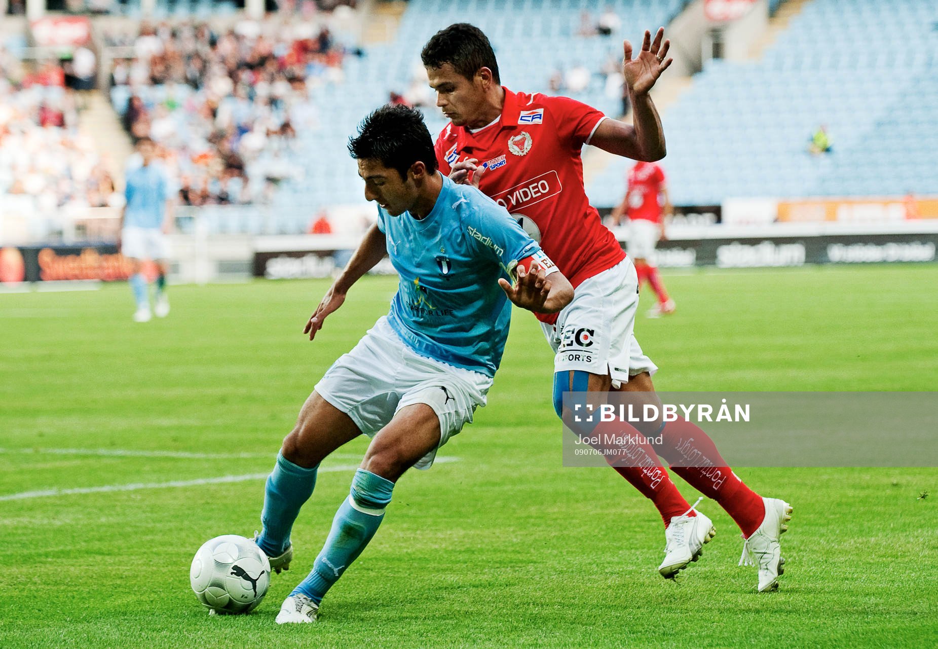 Jiloan Hamad, Malmö FF, håller undan Daniel Sobralense,