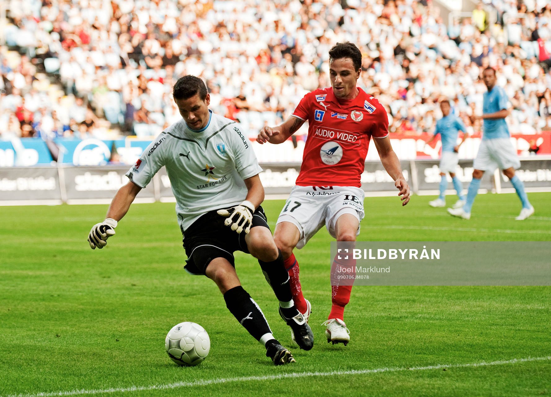 Jonas Sandqvist, målvakt, Malmö FF, tar bollen framför