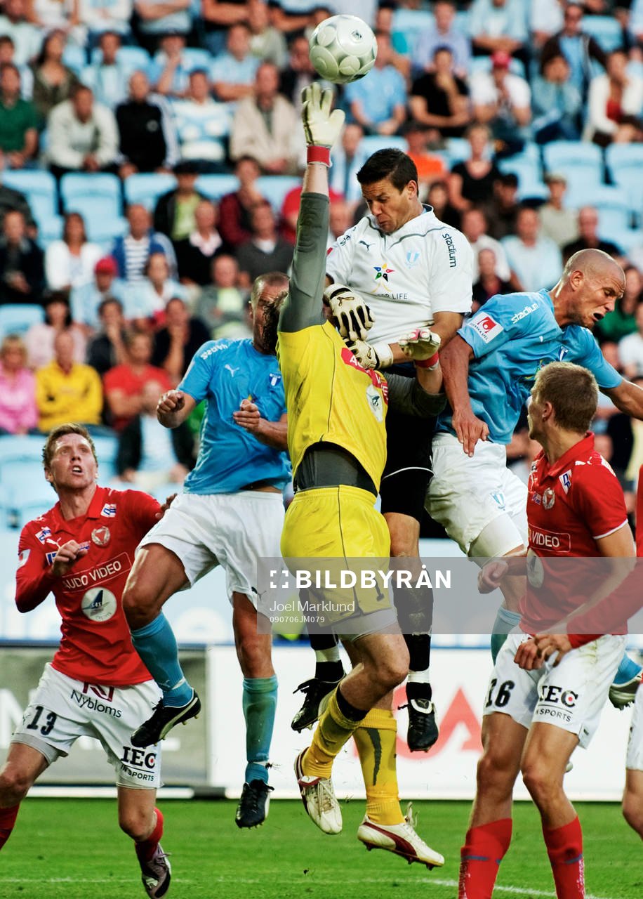 Jonas Sandqvist, målvakt, Malmö FF, går upp och nickar