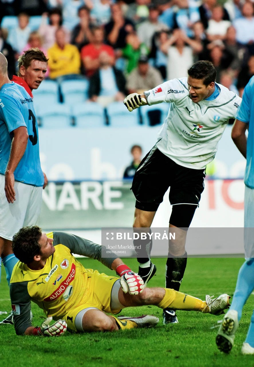 Jonas Sandqvist, målvakt, Malmö FF, sparkar på en