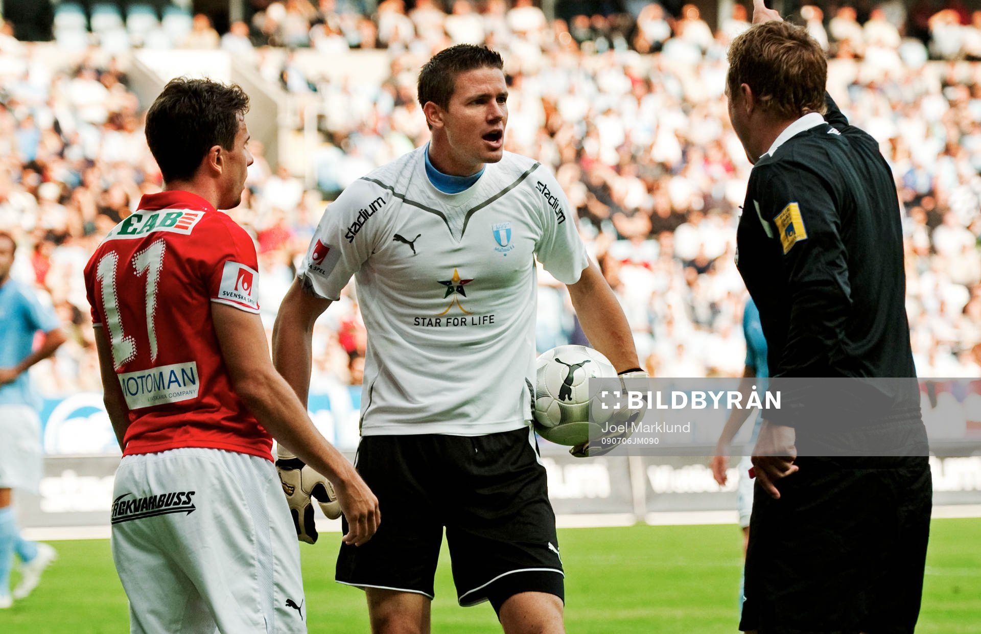 Jonas Sandqvist, målvakt, Malmö FF, skäller på domare