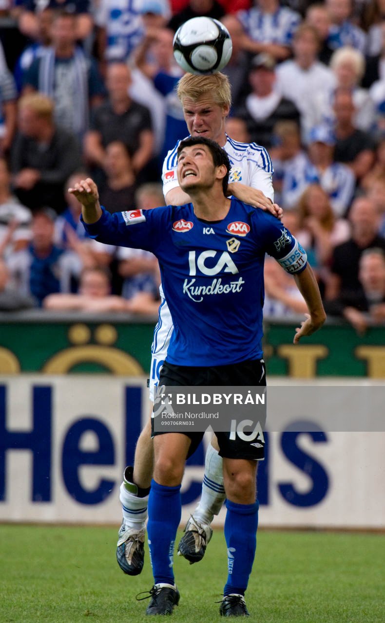 Erik Lund, IFK Göteborg bakom Anel Raskaj, Halmstad i