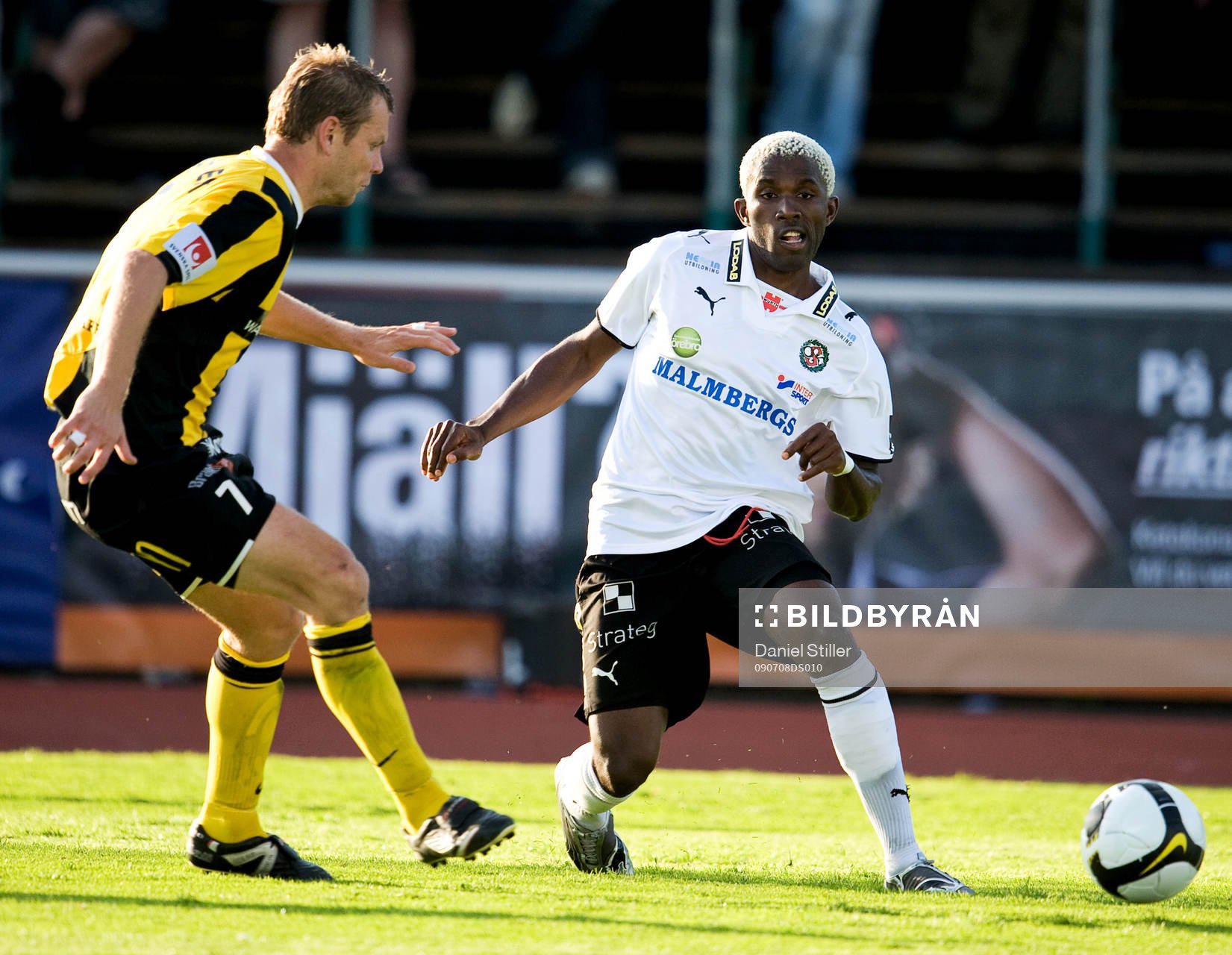  Eric Magloire Bassombeng, Örebro. Janne Saarinen, Häcken