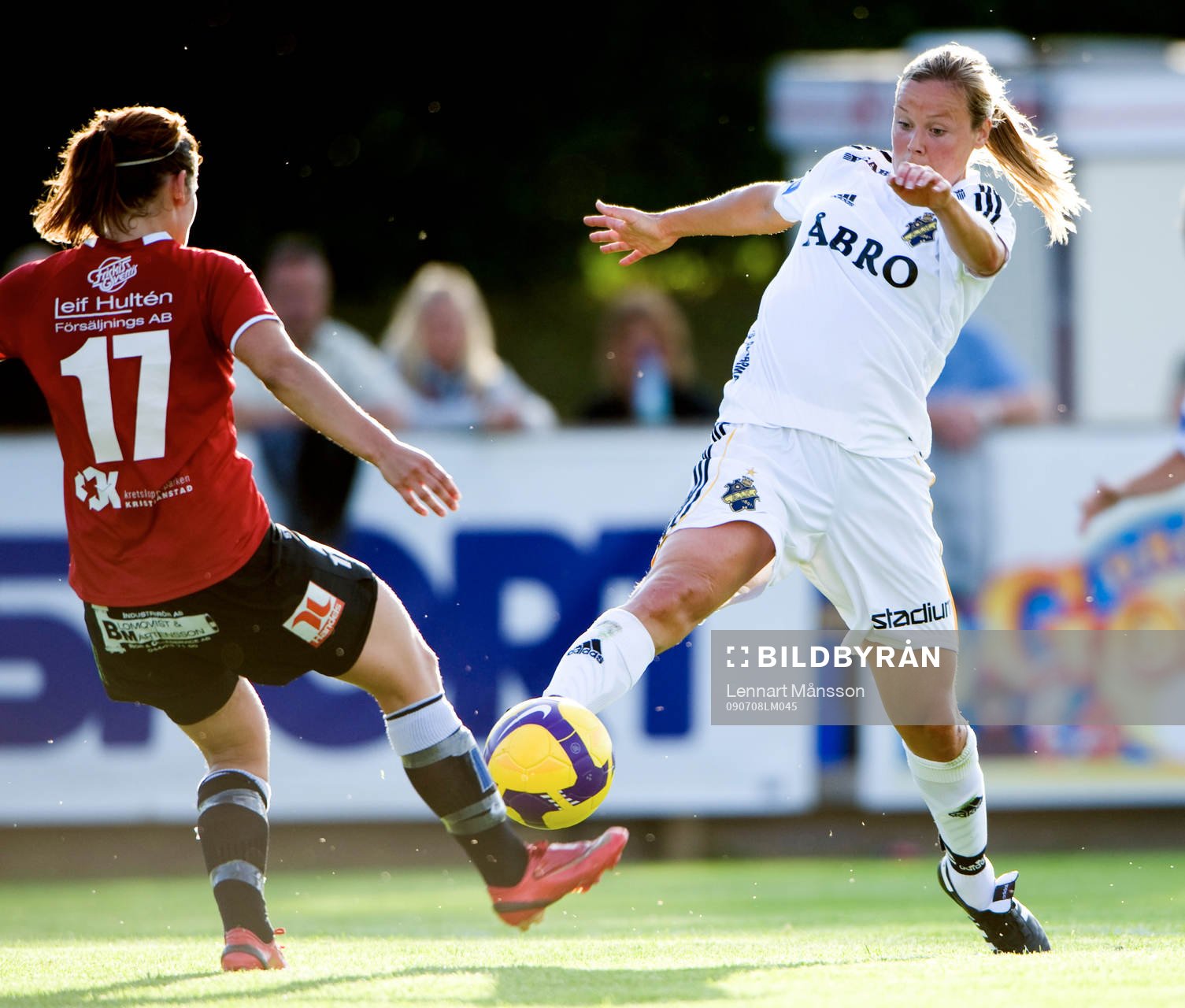 Erla Arnardottir försöker stoppa ett AIK-skott