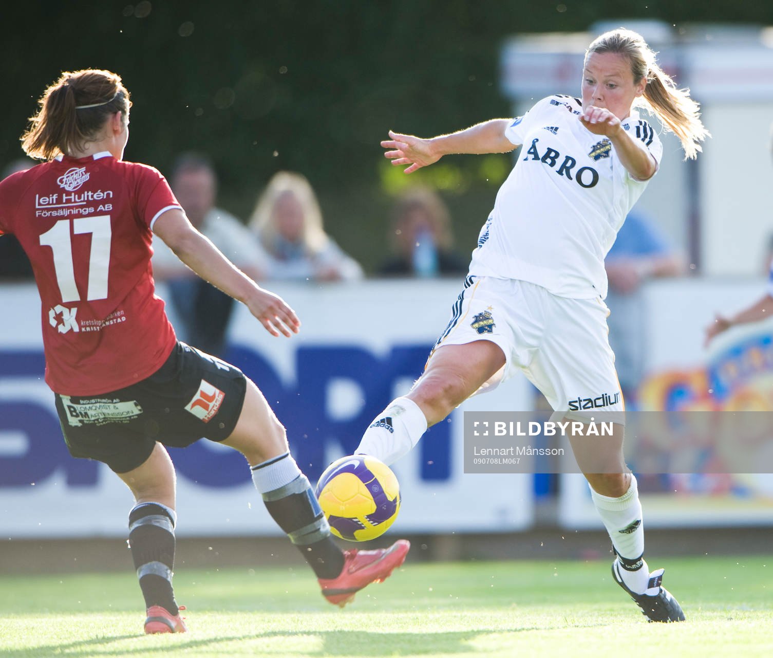 Erla Arnardottir försöker stoppa ett AIK-skott