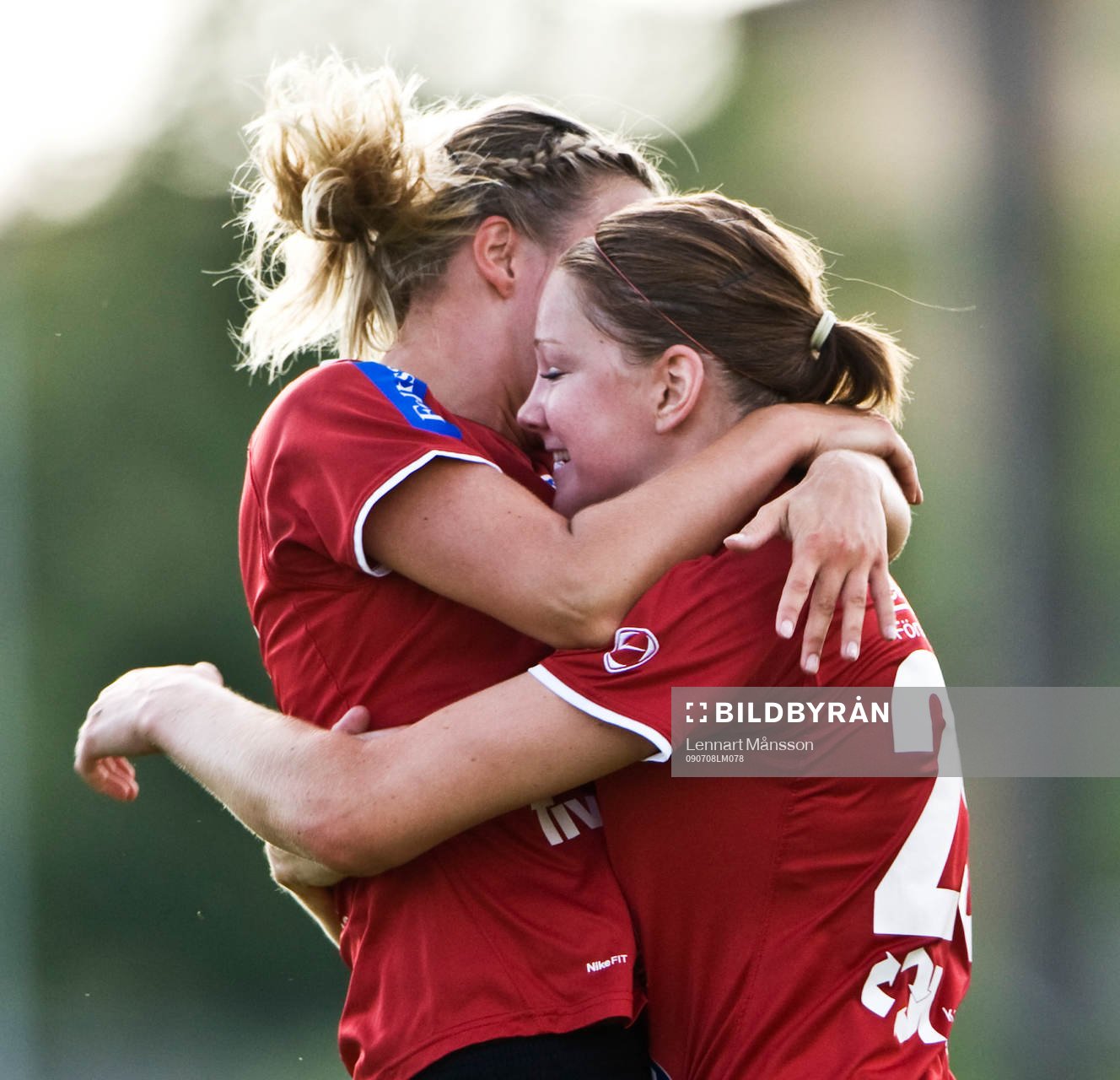 Sofie Andersson och Mia Carlsson, jubel, glädje, kram