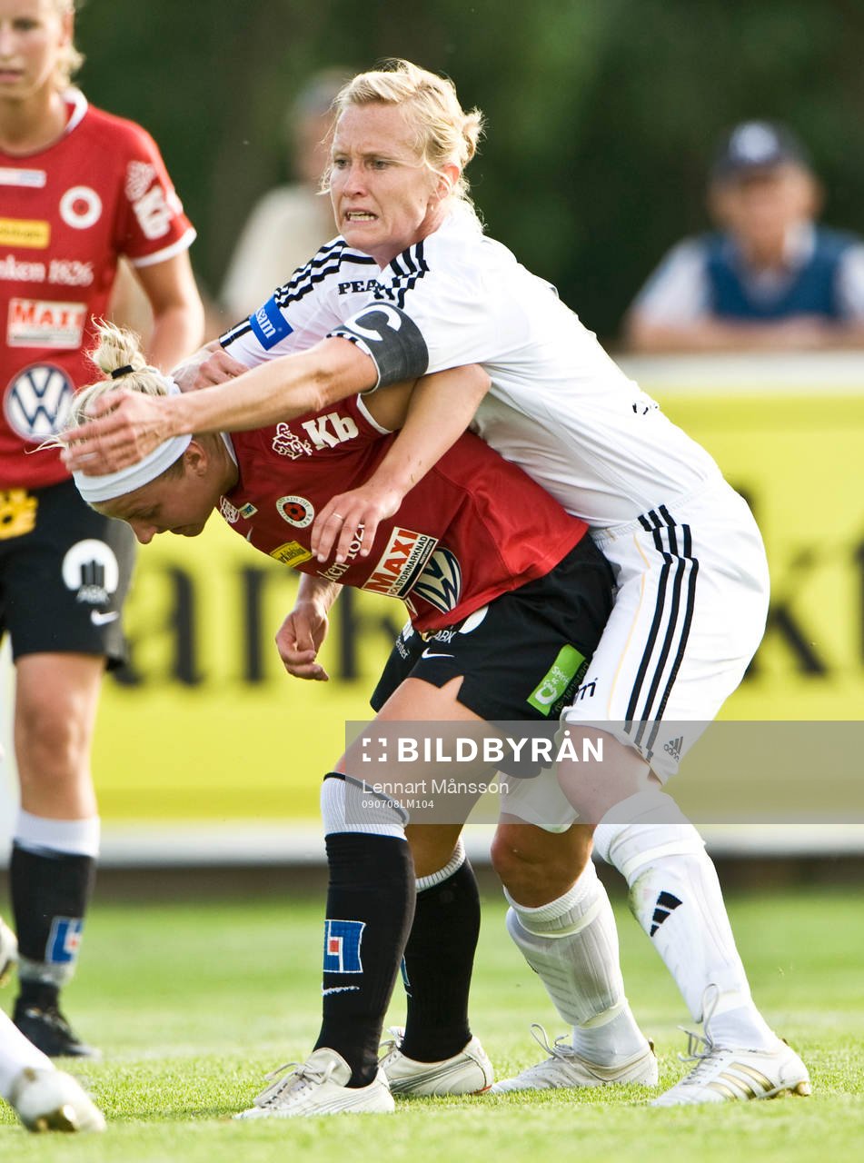  Anne Mäkinen, AIK, trycker till Gudny Björk Odinsdottir, Kristianstad.