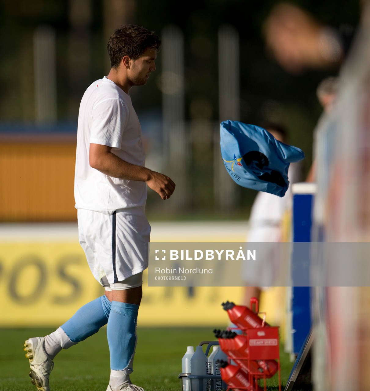  Labinot Harbuzi, Malmö FF kastar MFF-tröjan