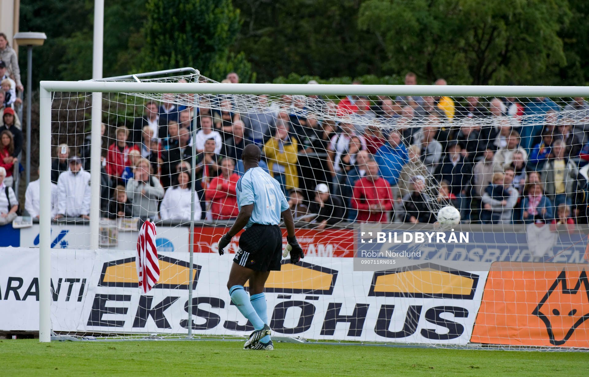 Pa Dembo Touray, Målvakt Djurgården ser på när Rasmus