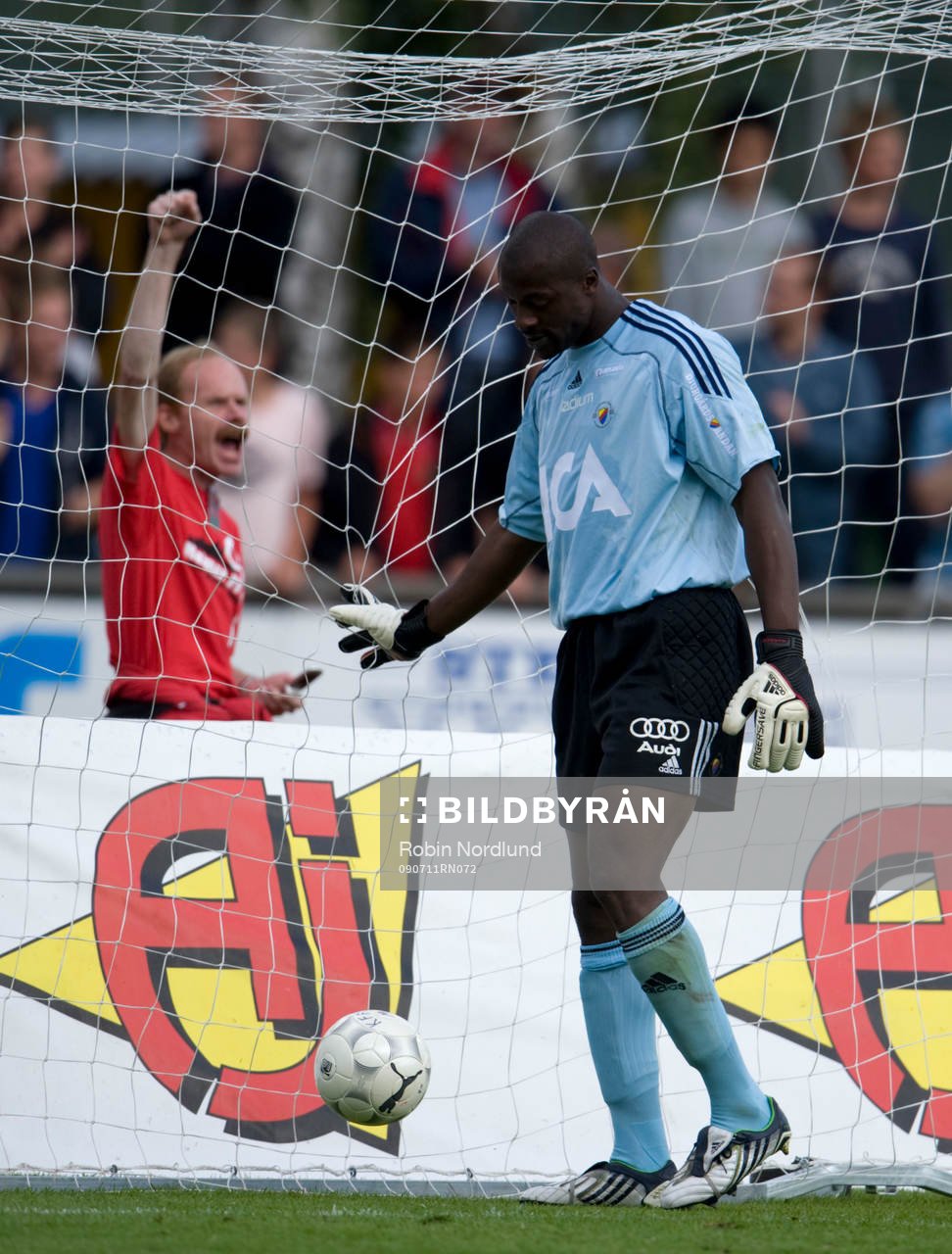 Pa Dembo Touray, Målvakt Djurgården hämtar bollen i