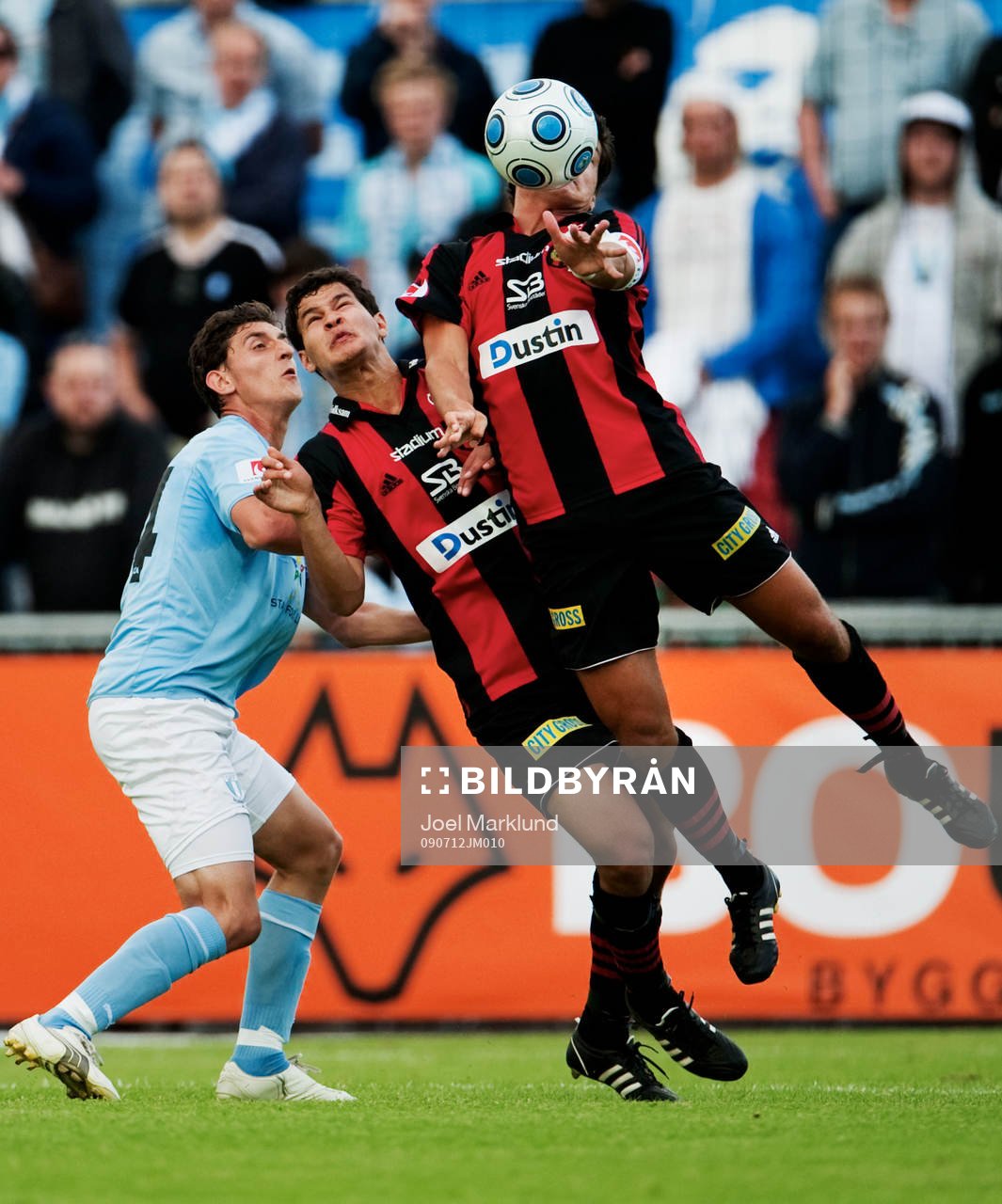 Agon Mehmeti, Malmö FF, i kamp om bollen med Mauricio