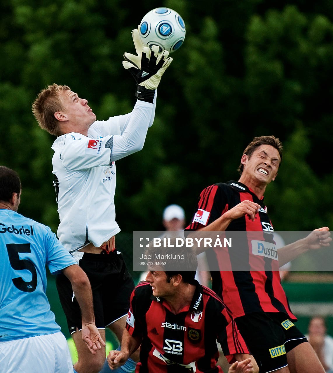 Johan Dahlin, målvakt, Malmö FF, plockar ner bollen