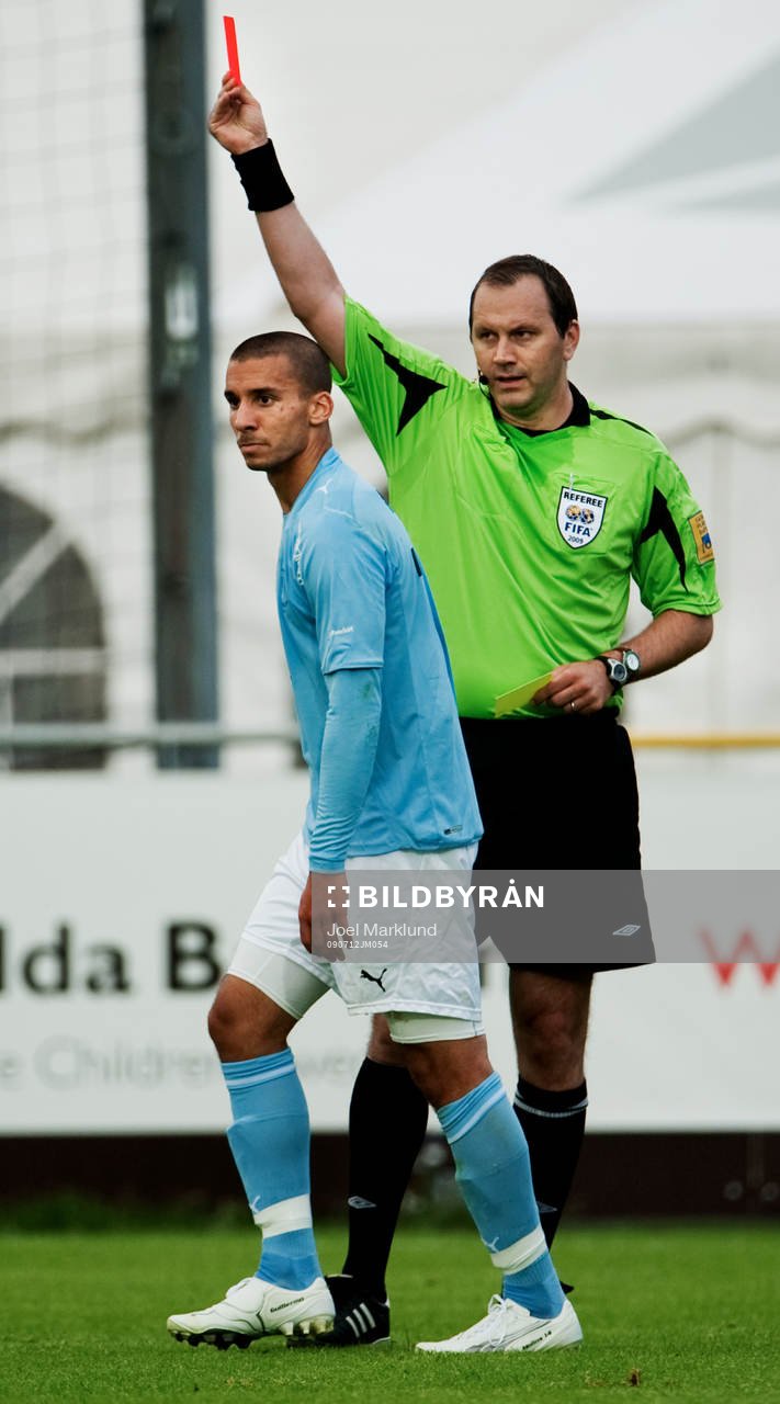 Guillermo Molins, Malmö FF, visas ut av Jonas Eriksson,