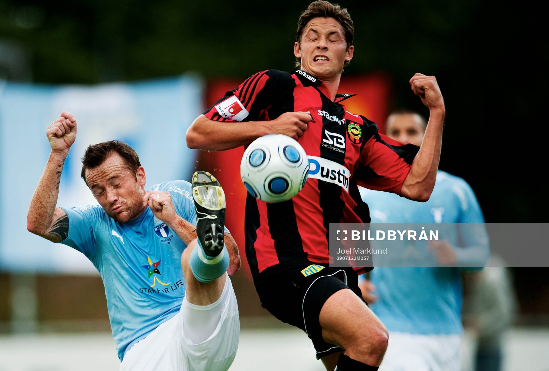 Ulrich Vinzents, Malmö FF, i kamp om bollen mot Philip