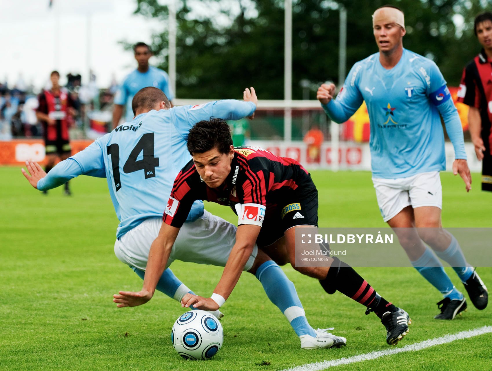 Guillermo Molins, Malmö FF, fäller Miiko Albornoz,