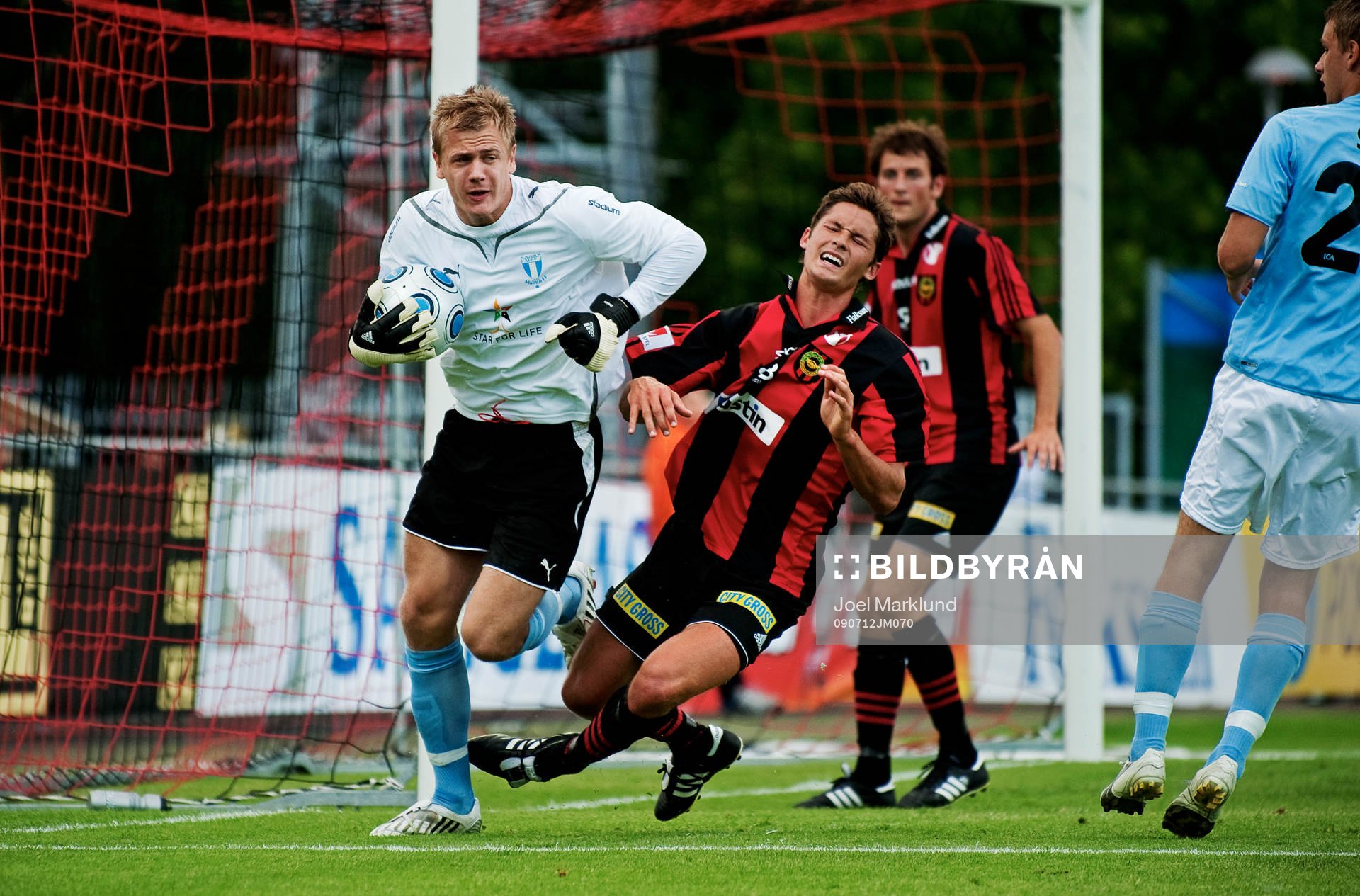 Johan Dahlin, målvakt, Malmö FF, trycker till Philip
