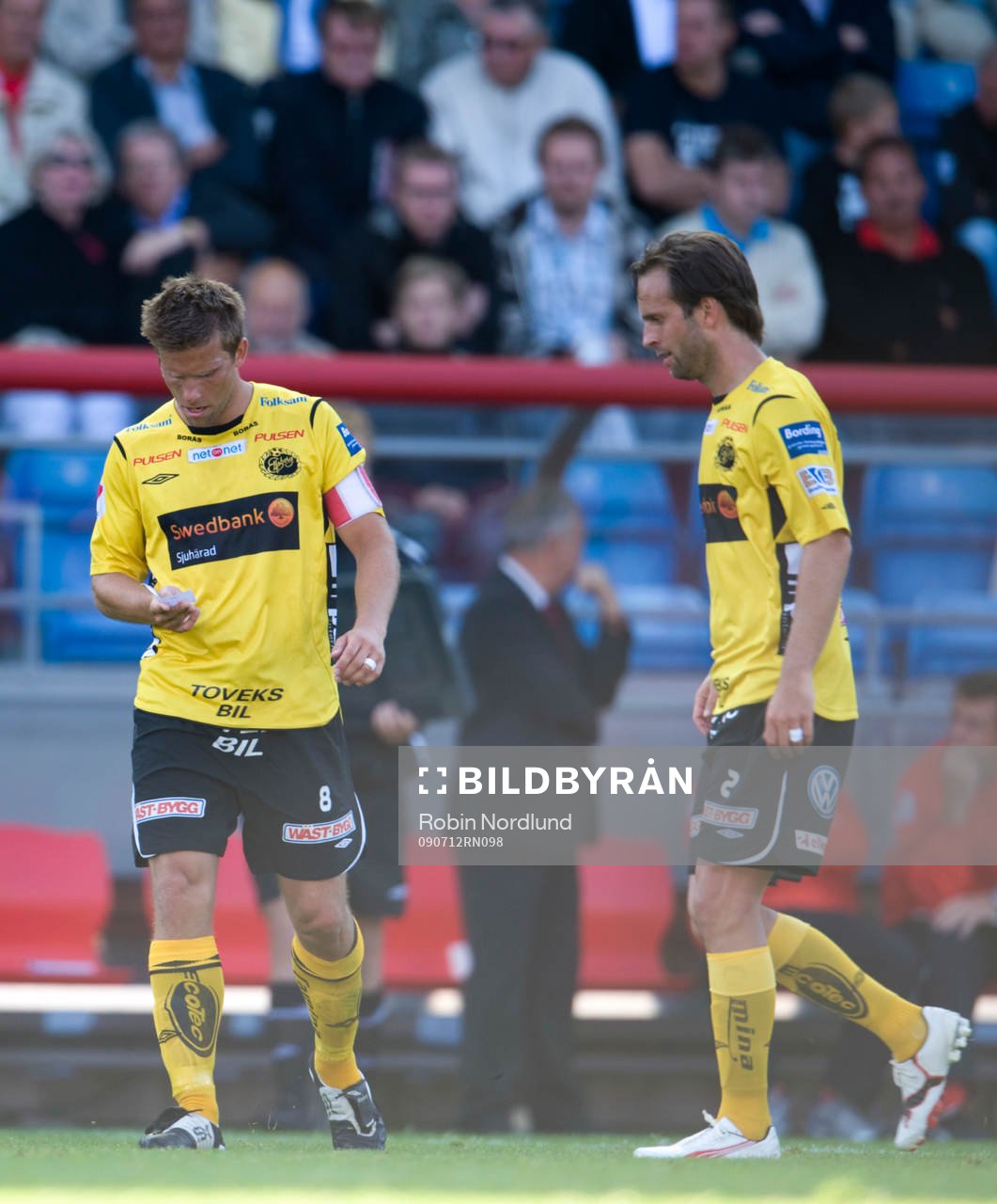 Anders Svensson,  får en lapp med instruktioner i ett byte