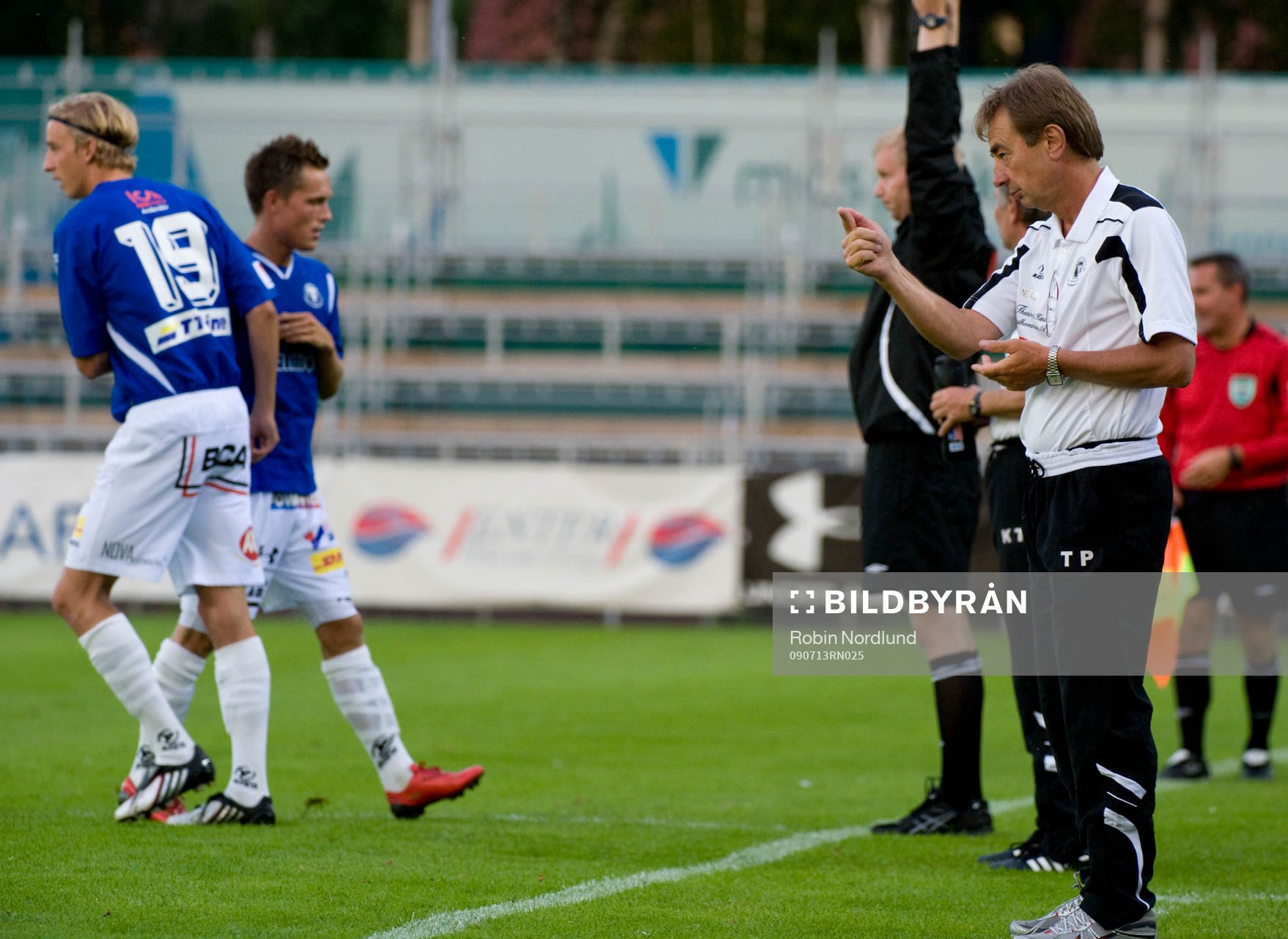  Tom Prahl, Tränare Trelleborg byter ut Andreas Wihlborg mot Viktor Svensson. Byte.