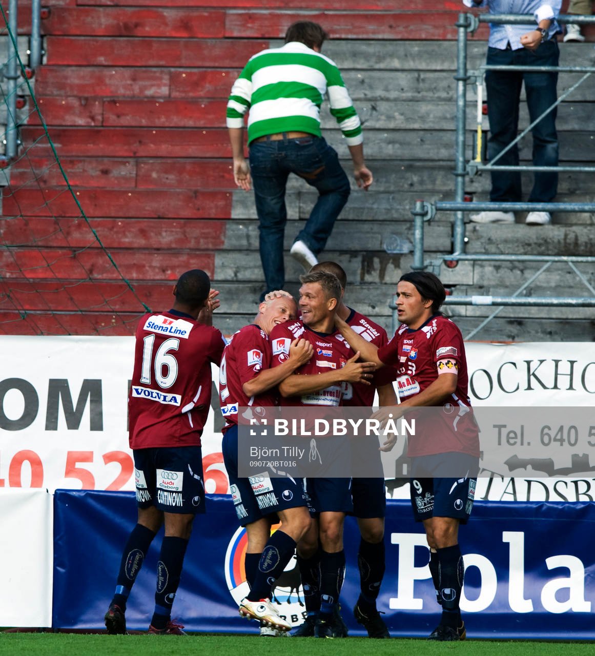  Marcus Allbäck, Örgryte gratuleras efter 0-1. Jubel, glädje.