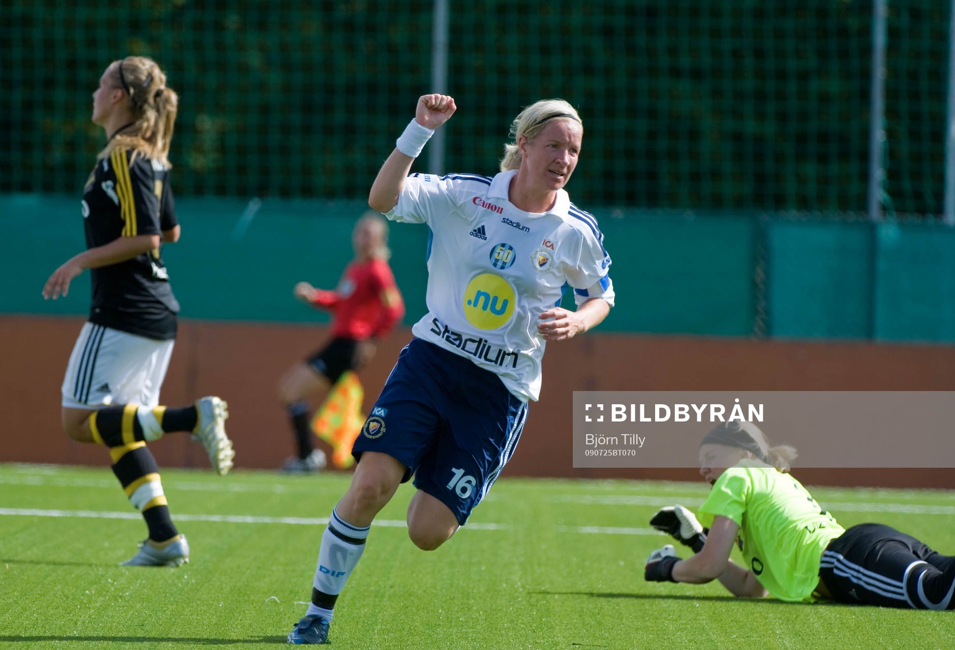 Victoria Svensson, Djurgården och Maja Åström, målvakt,