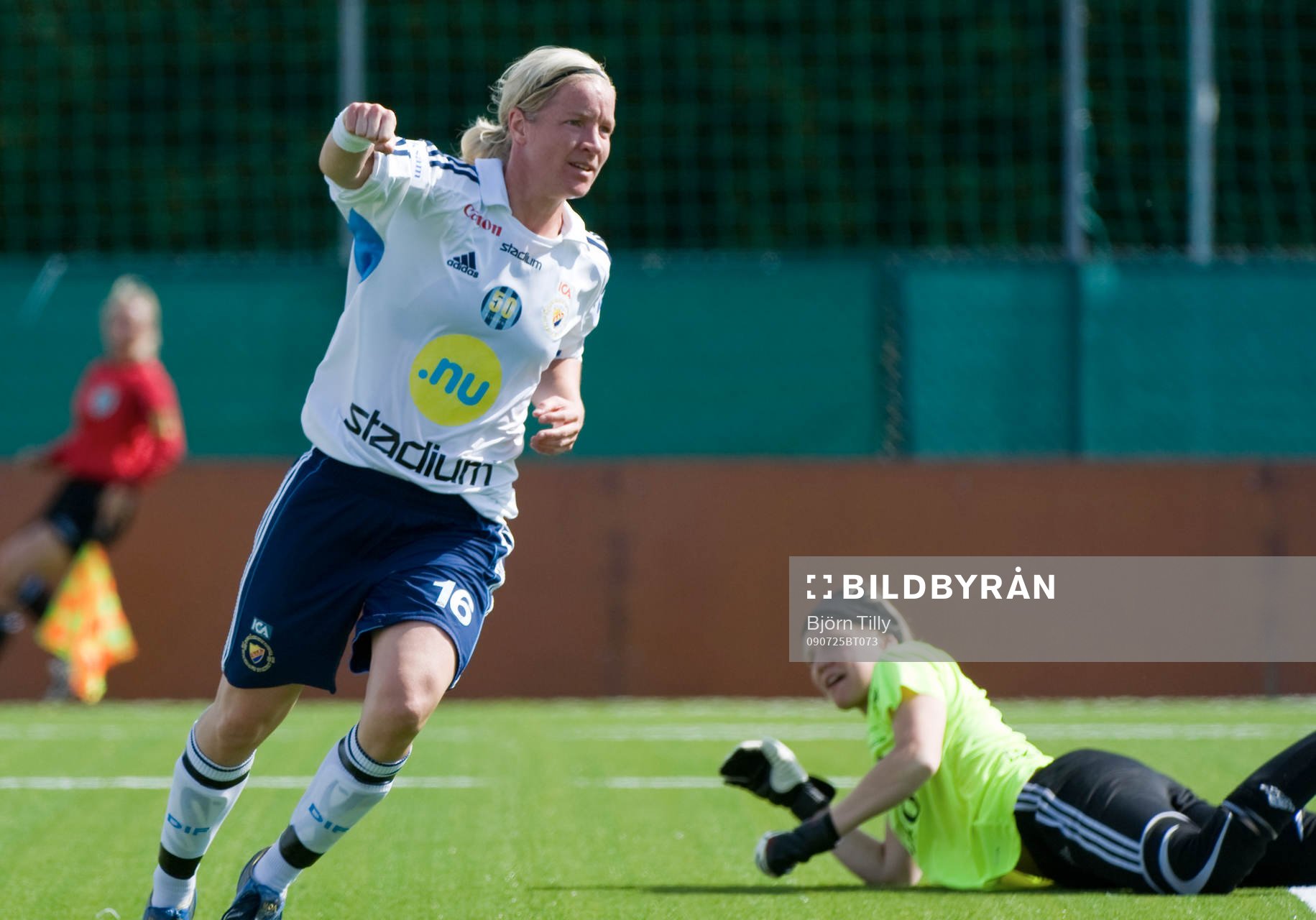 Victoria Svensson, Djurgården och Maja Åström, målvakt,
