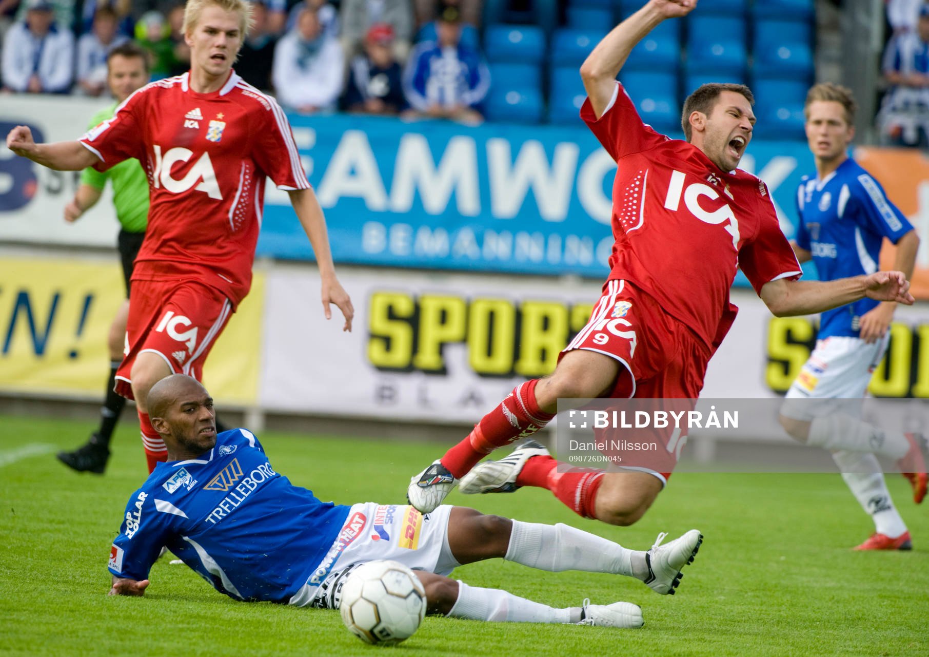  Stefan Selakovic, Göteborg fälls av Paulino Lopes Tavares, Trelleborg.