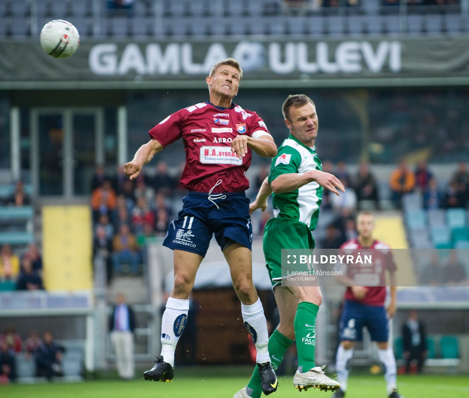Marcus Allbäck och Mikkel Jensen, nickduell