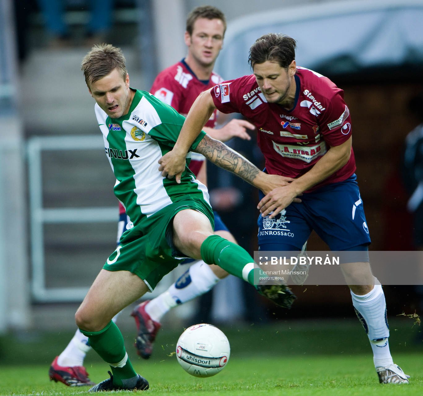 Andreas Dahl och Sebastian Johansson kämpar om bollen