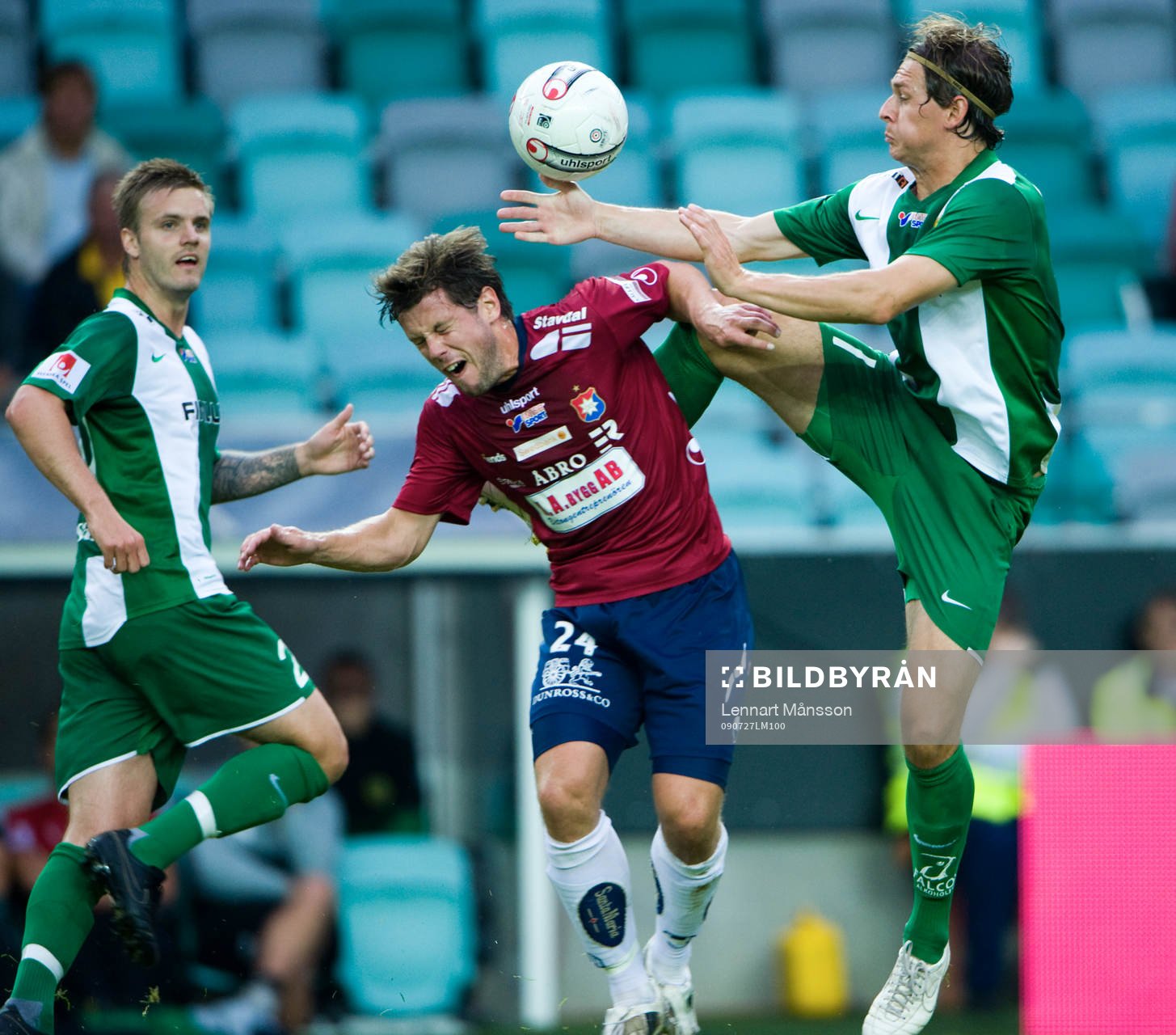 Fredrik Söderström och Sebastian Johansson kämpar om