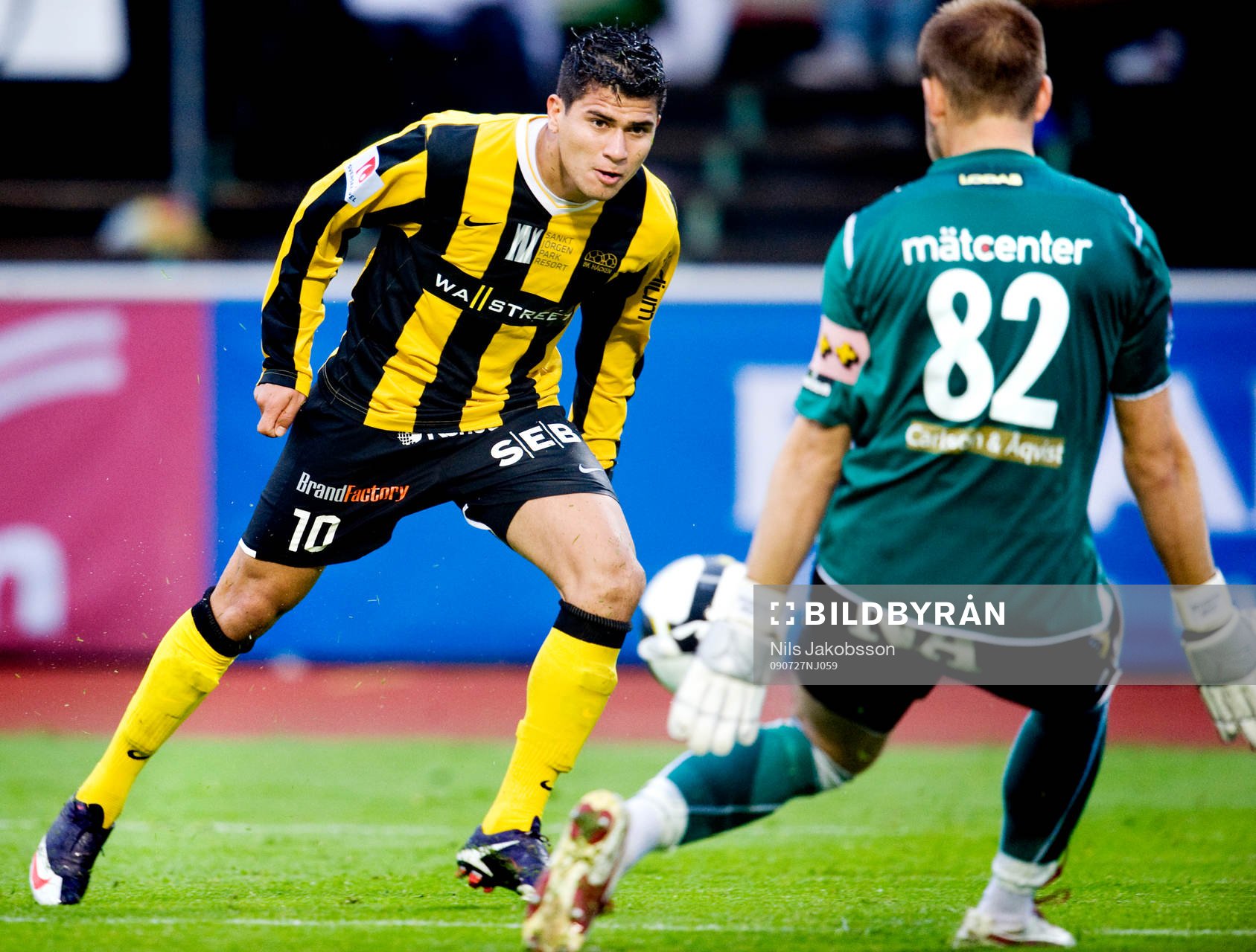 Paulinho, Häcken bommar ett friläge på John Alvbåge,