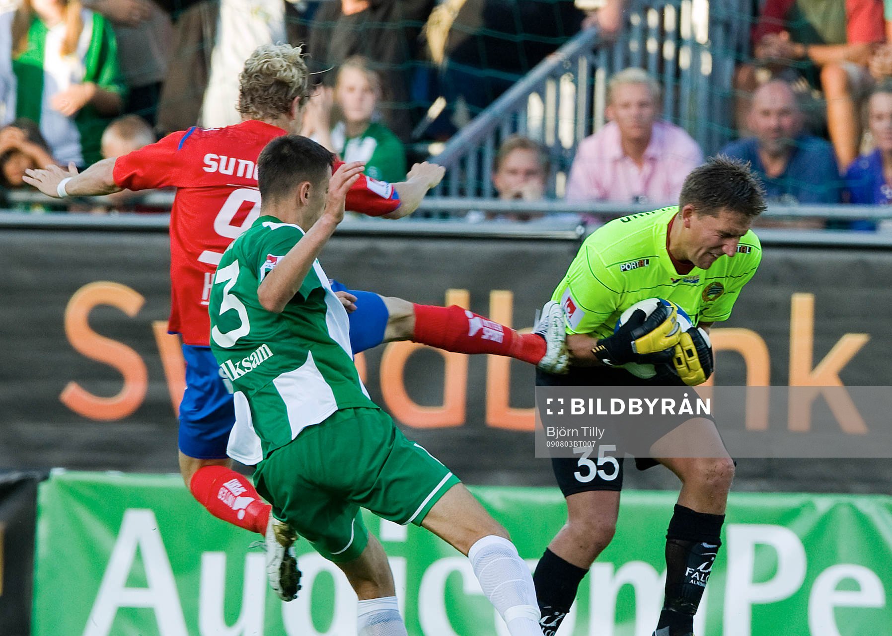 Kristoffer Björklund, målvakt, Hammarby får en spark på