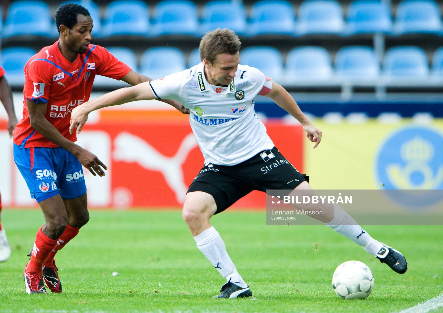 Fredrik Nordback håller undan för René Makondele