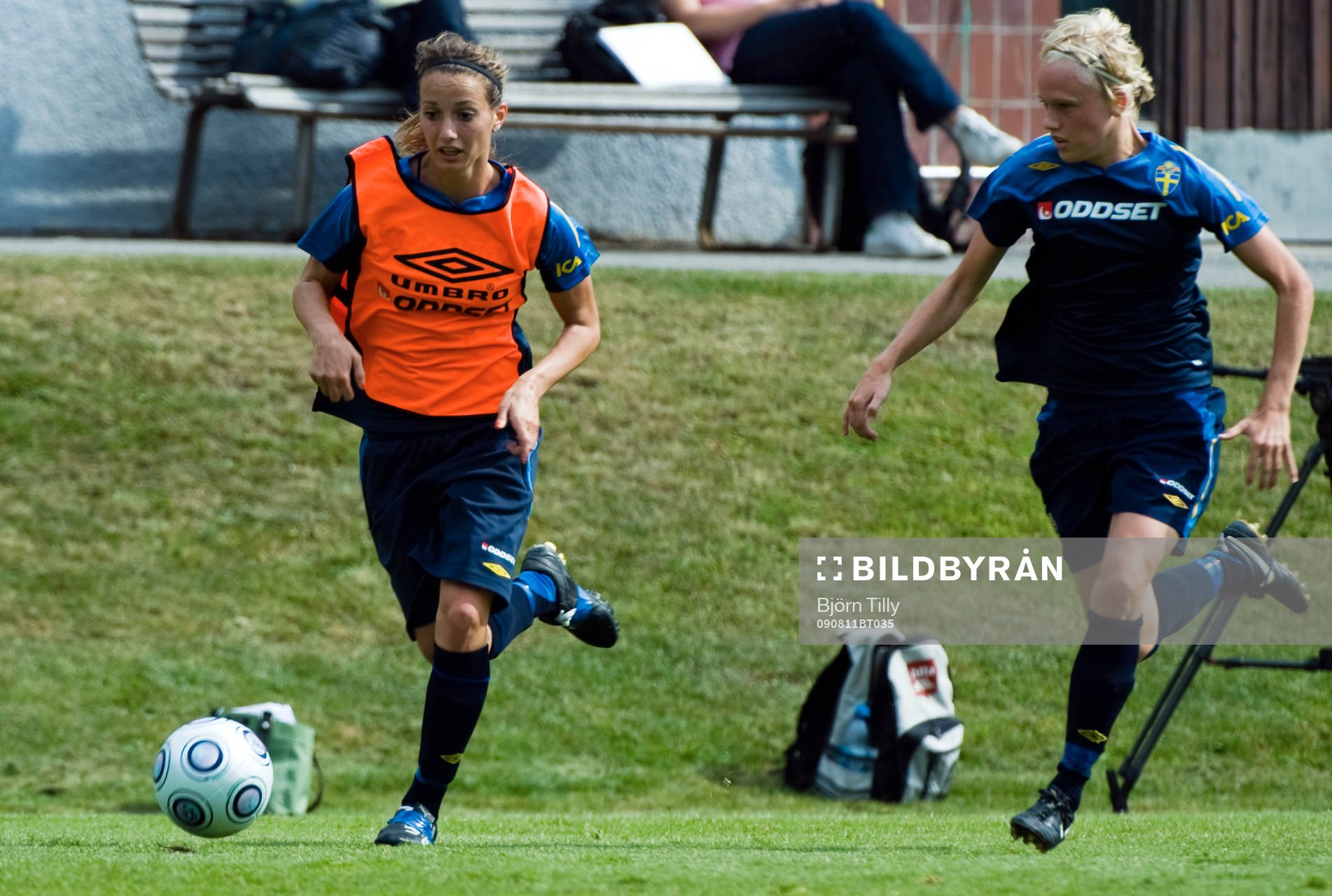 Kosovare Asllani och Linnea Liljegärd, Sverige