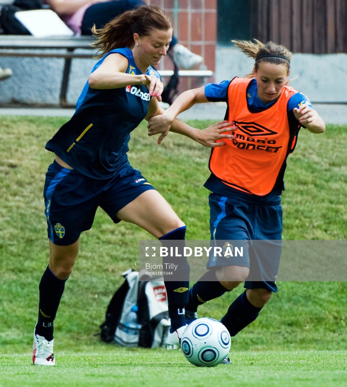 Lotta Schelin och Kosovare Asllani, Sverige