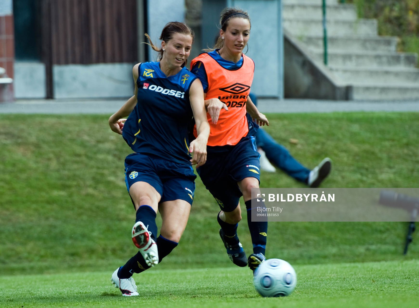 Lotta Schelin och Kosovare Asllani, Sverige