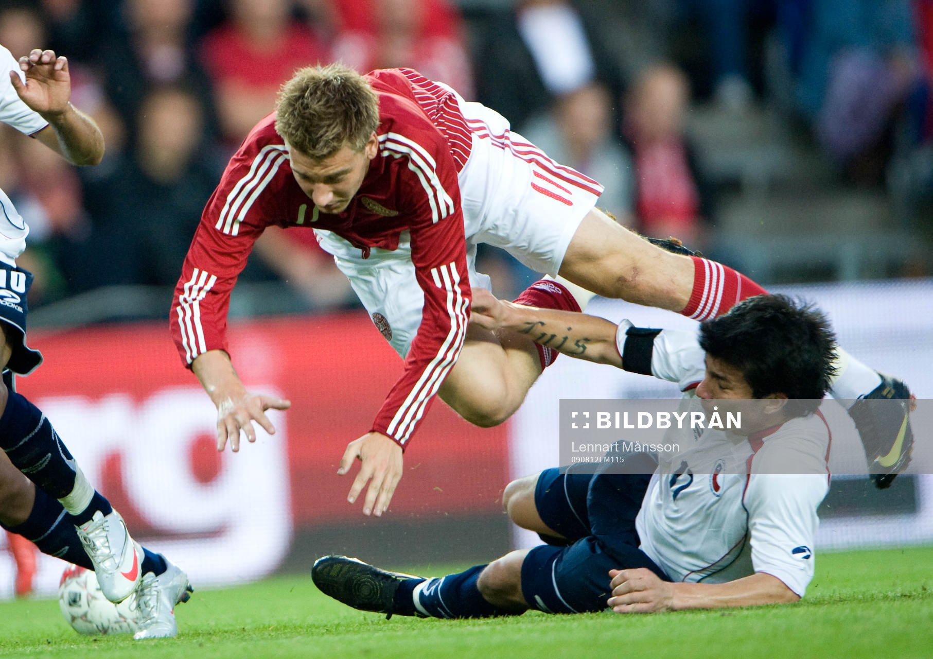 Nicklas Bendtner bringas på fall av Gary Medel