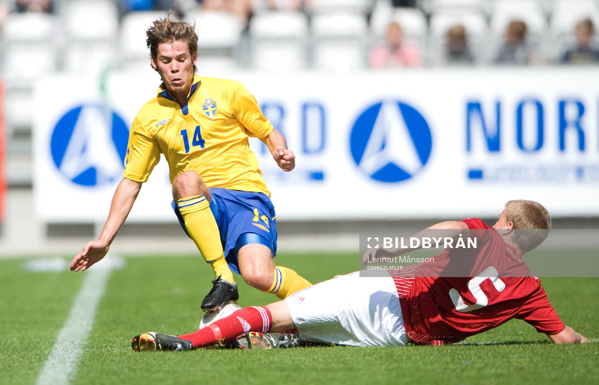 Emil Salomonsson tacklas av Jesper J Kristensen