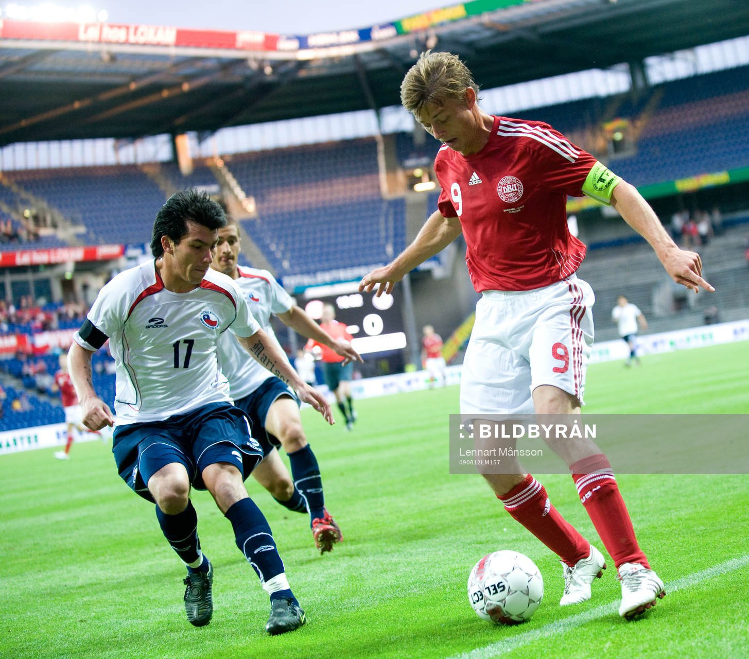 Jon Dahl Tomasson utmanar  Juan Beausejour