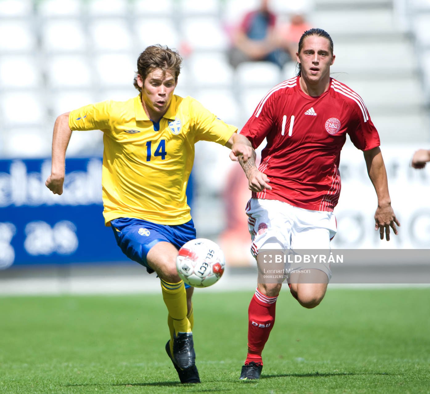 Emil Salomonsson tar sig förbi Nicki Bille