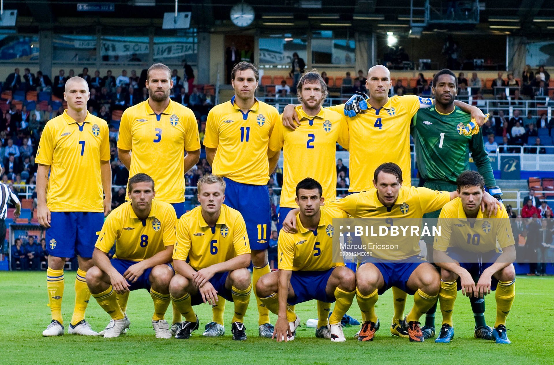  Lagbild, startelva,  Bak fr.v. Samuel Holmén, Olof Mellberg, Johan Elmander, Mikael Nilsson, Daniel Majstorovic och Eddie Gustafsson, målvakt, 
