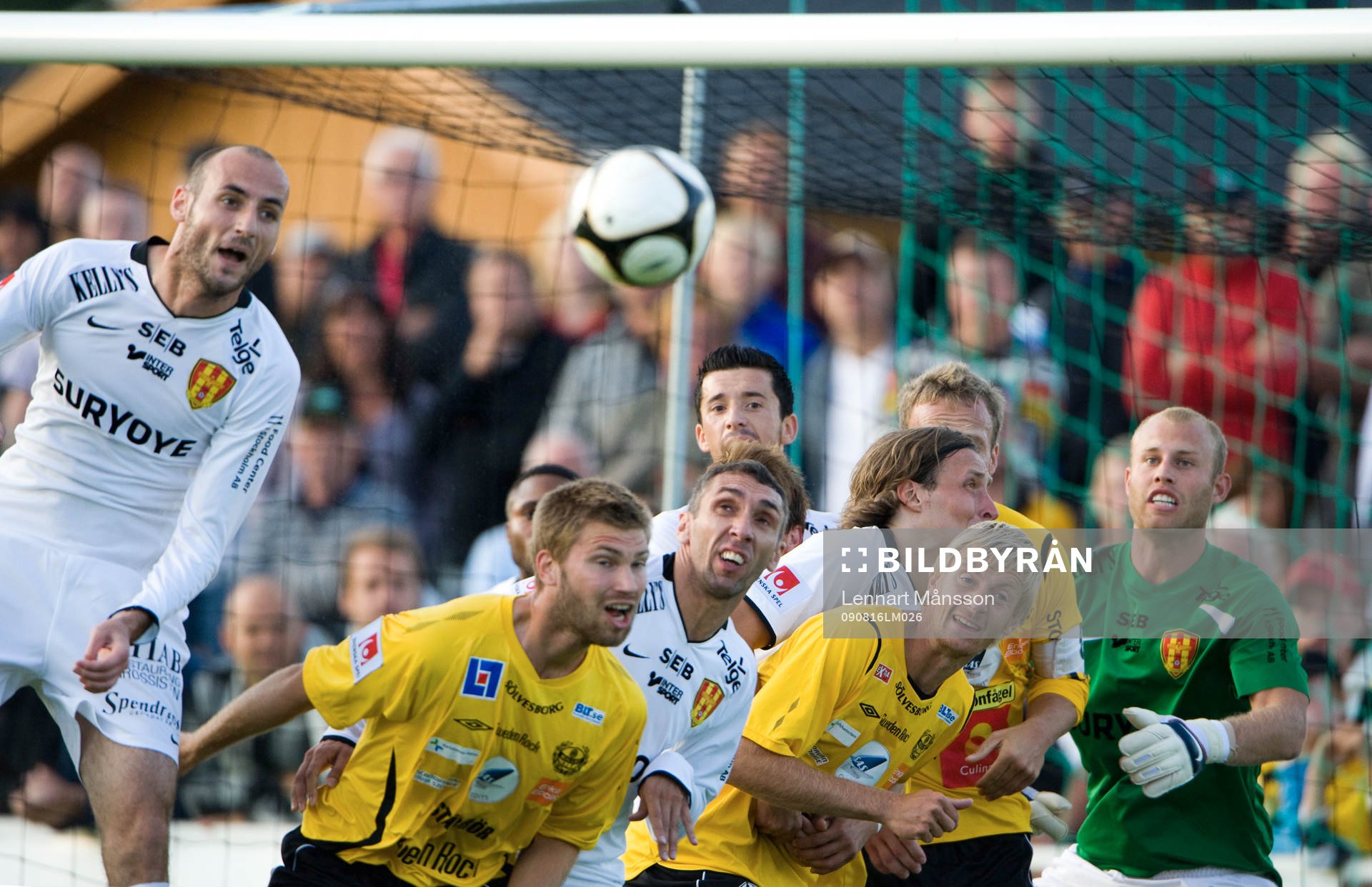 Dinko Felic nickar undan en hörna framför åtta andra