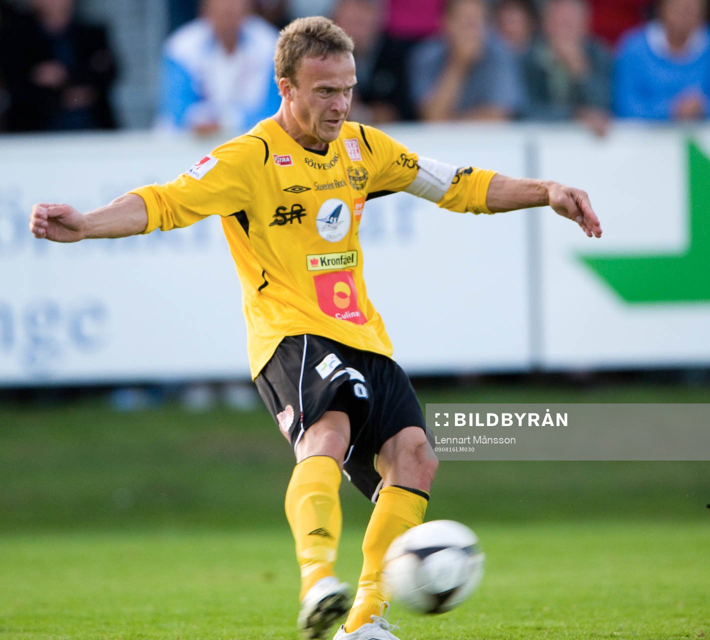 Marcus Ekenberg laddar en frispark