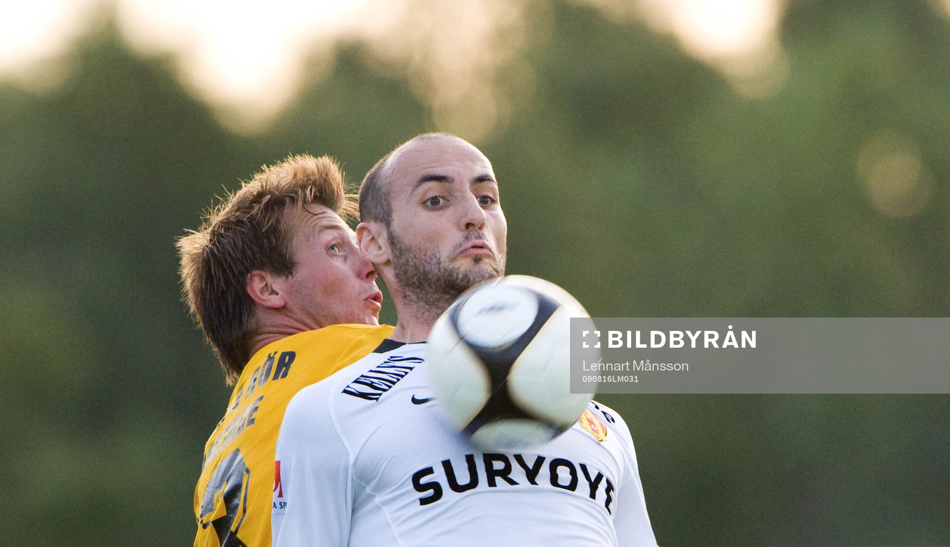 Dinko Felic tar ner bollen framför Daniel Nilsson