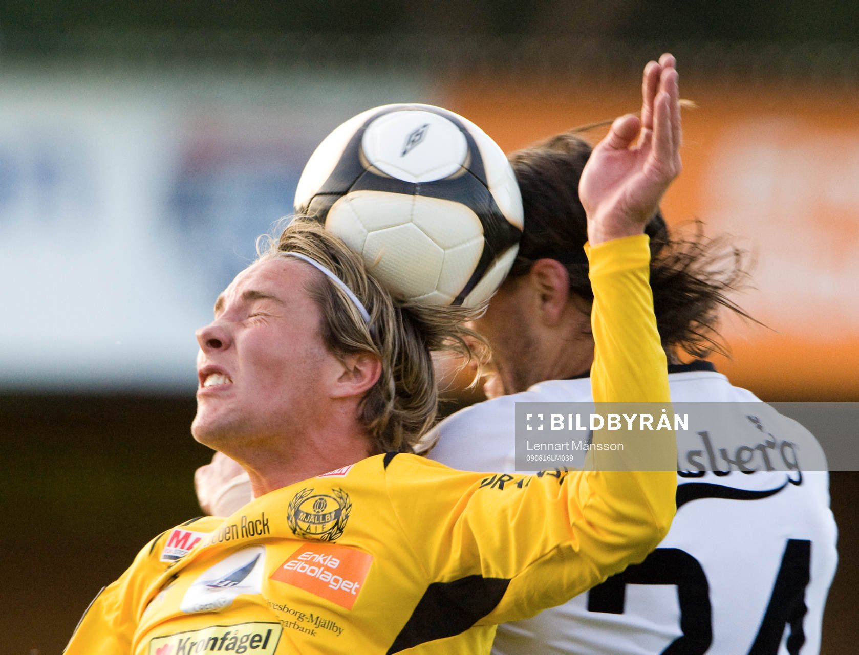 Emanuel Svensson, Mjällby och Haris Skenderovic nickduell