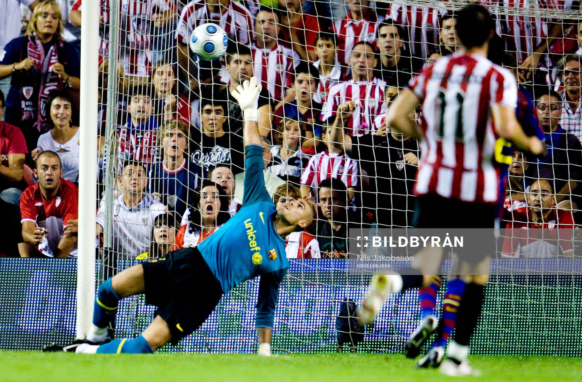 Victor Valdes, målvakt Barcelona får släppa 1-0 bakom sig