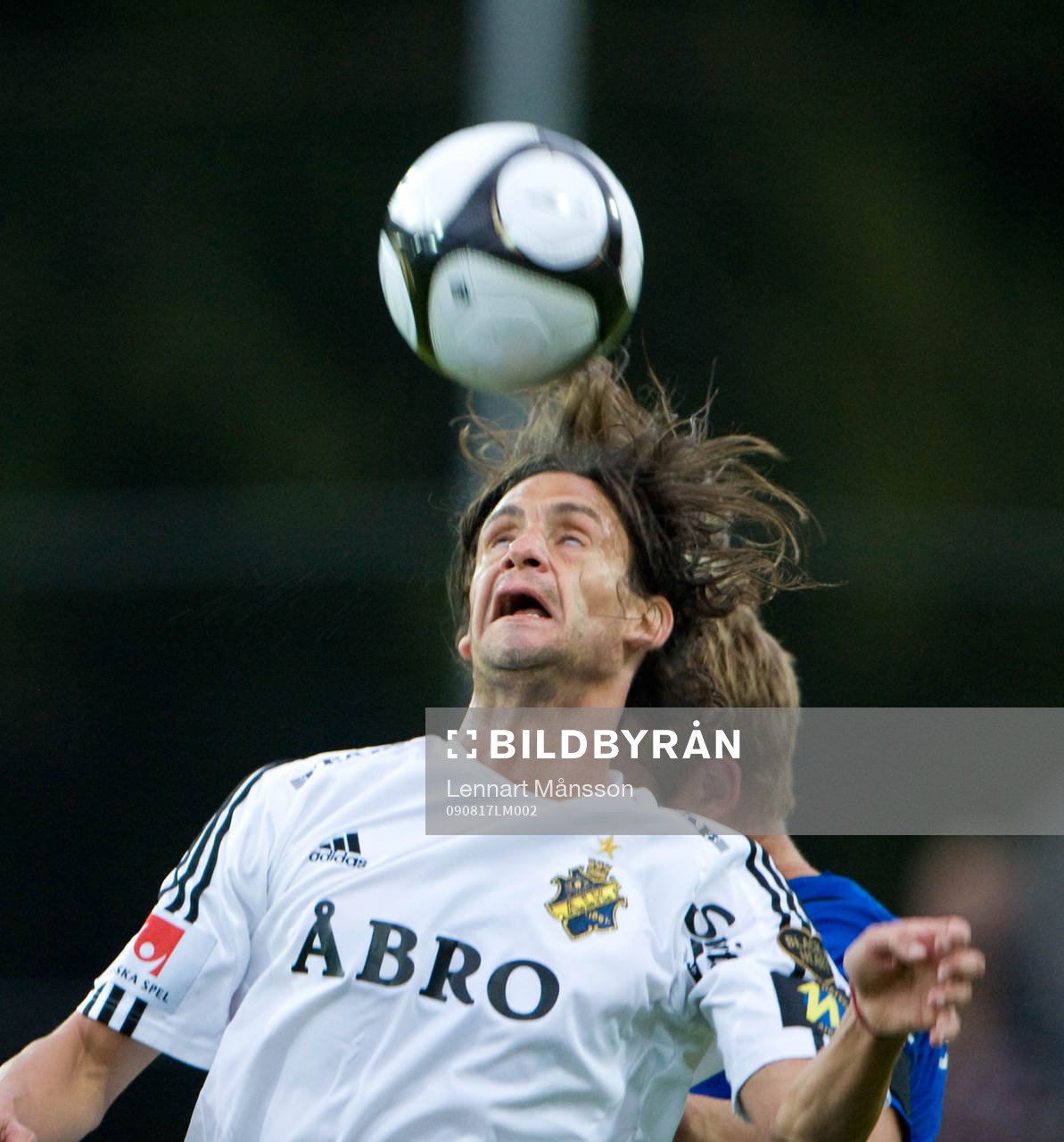 Ivan Obolo tar ner bollen