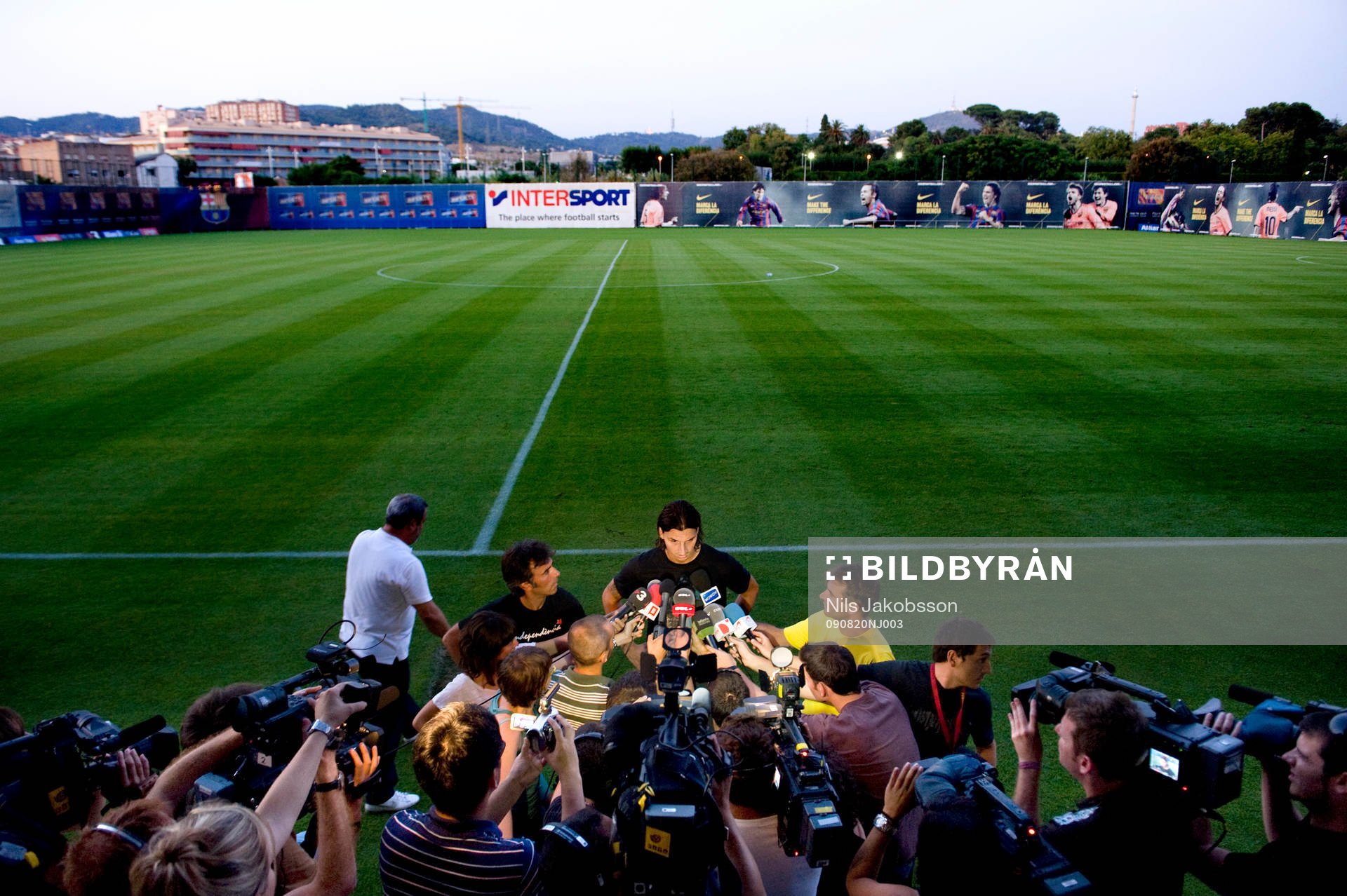Zlatan Ibrahimovic snackar med journalister. Press, media