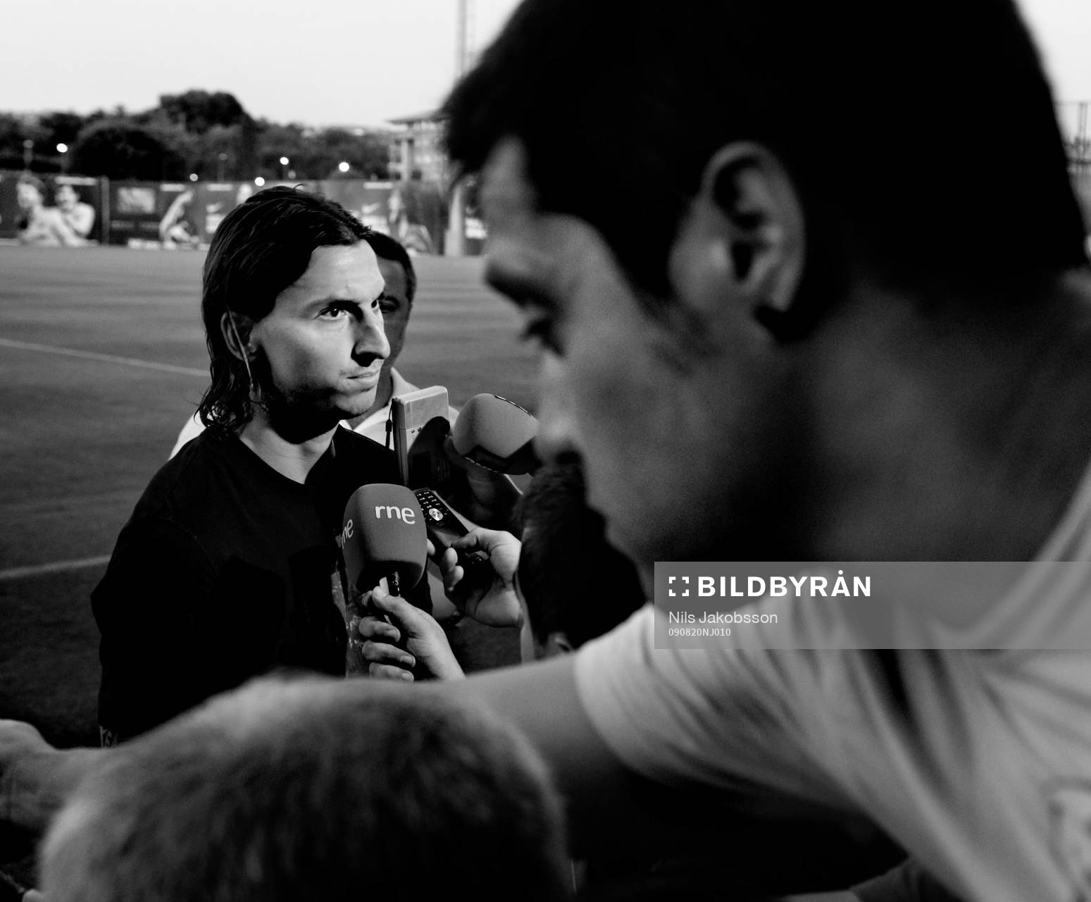 Zlatan Ibrahimovic snackar med journalister